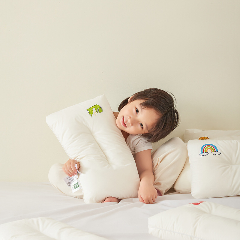 Detská spánková vankúš s jadrom z 100% bavlny, výplň z polyesterových vlákien, obdĺžnikový tvar, výška jadra 5,1–10 cm, hmotnosť 0,55–1,0 kg