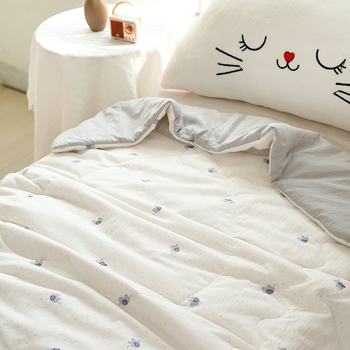 Детско одеяло с полиестрова вата и полиестерно-памучна смесена тъкан; машинно пране; пролет-есен; подходящо за деца до 10 години