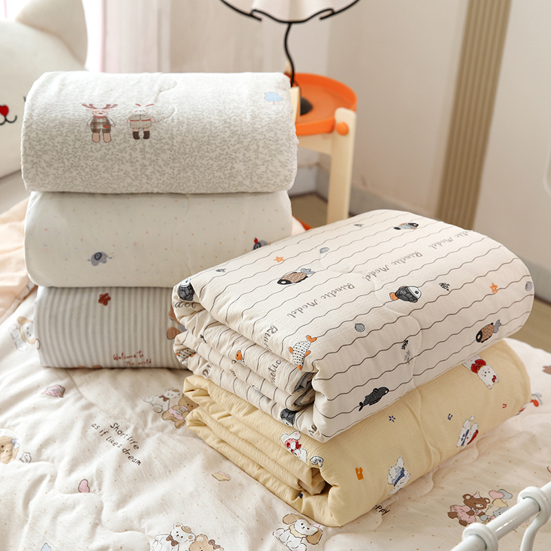 Детско одеяло с полиестрова вата и полиестерно-памучна смесена тъкан; машинно пране; пролет-есен; подходящо за деца до 10 години