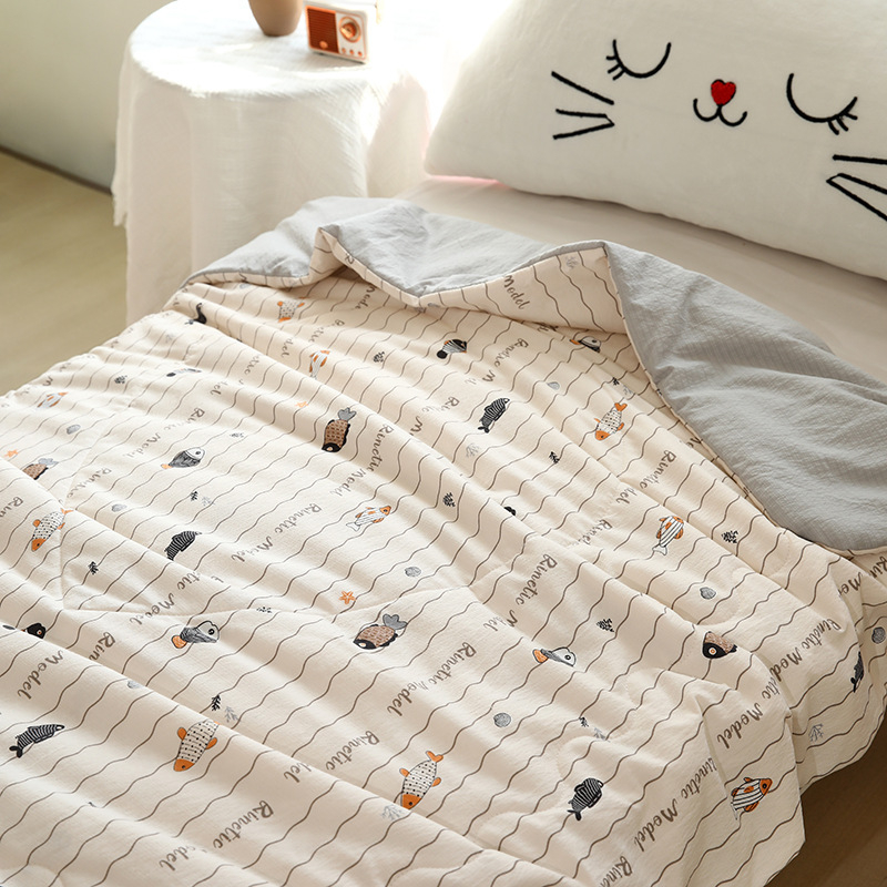 Детско одеяло с полиестрова вата и полиестерно-памучна смесена тъкан; машинно пране; пролет-есен; подходящо за деца до 10 години