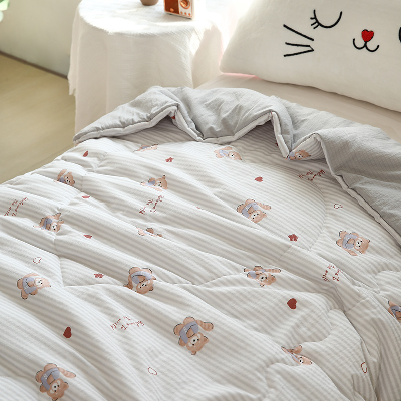 Детско одеяло с полиестрова вата и полиестерно-памучна смесена тъкан; машинно пране; пролет-есен; подходящо за деца до 10 години