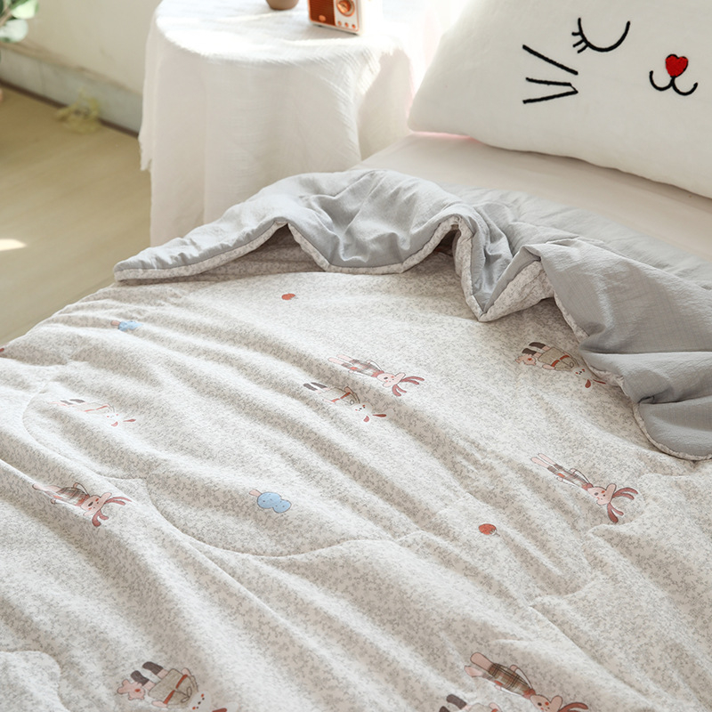 Детско одеяло с полиестрова вата и полиестерно-памучна смесена тъкан; машинно пране; пролет-есен; подходящо за деца до 10 години