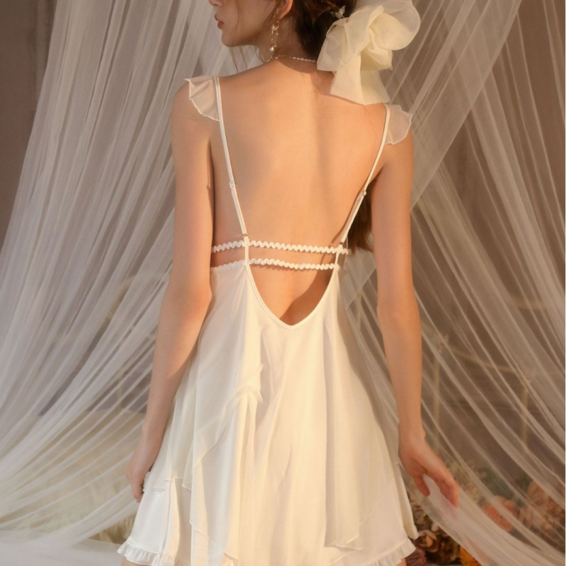 Nočná šaty typu sling z Ice Silk, s vankúšikmi na prsiach, výstrih do V, bez rukávov, čipka na chrbte