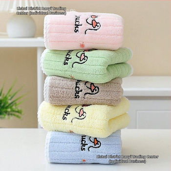 Детска кърпа за лице – мека, абсорбираща, квадратна; полиестер-памучна смес, 100D нишка, плоско тъкане, тегло под 50 g