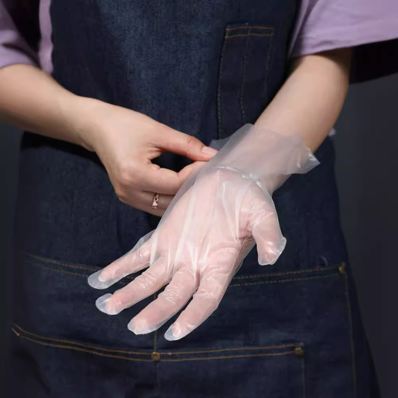 Jednorazové rukavice z CPE, potravinárska kvalita, protišmykové, priehľadné, balené v kuchynskej krabičke, hrúbka 0.05–0.1 mm, 50 ks v balení