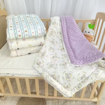 Бебешко одеяло от чист памук с дантелена кант - за новородени, модел 2220 Lace Bean Quilt, тегло 0,5–0,8 кг, за всички сезони, материал: чист памук + синтетични влакна