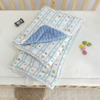 Бебешко одеяло от чист памук с дантелена кант - за новородени, модел 2220 Lace Bean Quilt, тегло 0,5–0,8 кг, за всички сезони, материал: чист памук + синтетични влакна
