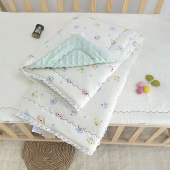 Бебешко одеяло от чист памук с дантелена кант - за новородени, модел 2220 Lace Bean Quilt, тегло 0,5–0,8 кг, за всички сезони, материал: чист памук + синтетични влакна