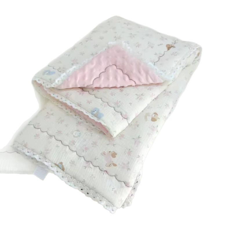 Бебешко одеяло от чист памук с дантелена кант - за новородени, модел 2220 Lace Bean Quilt, тегло 0,5–0,8 кг, за всички сезони, материал: чист памук + синтетични влакна