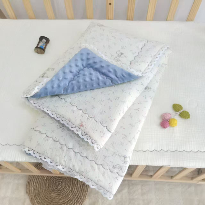 Бебешко одеяло от чист памук с дантелена кант - за новородени, модел 2220 Lace Bean Quilt, тегло 0,5–0,8 кг, за всички сезони, материал: чист памук + синтетични влакна