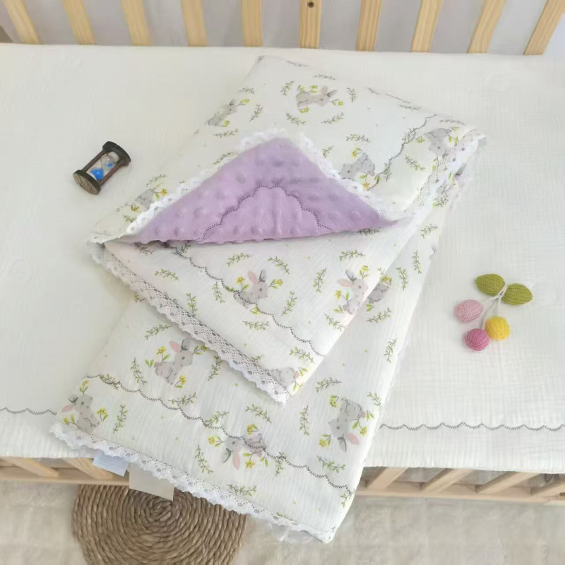 Бебешко одеяло от чист памук с дантелена кант - за новородени, модел 2220 Lace Bean Quilt, тегло 0,5–0,8 кг, за всички сезони, материал: чист памук + синтетични влакна