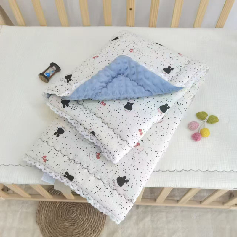 Бебешко одеяло от чист памук с дантелена кант - за новородени, модел 2220 Lace Bean Quilt, тегло 0,5–0,8 кг, за всички сезони, материал: чист памук + синтетични влакна