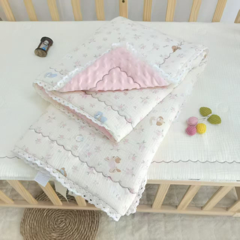 Бебешко одеяло от чист памук с дантелена кант - за новородени, модел 2220 Lace Bean Quilt, тегло 0,5–0,8 кг, за всички сезони, материал: чист памук + синтетични влакна