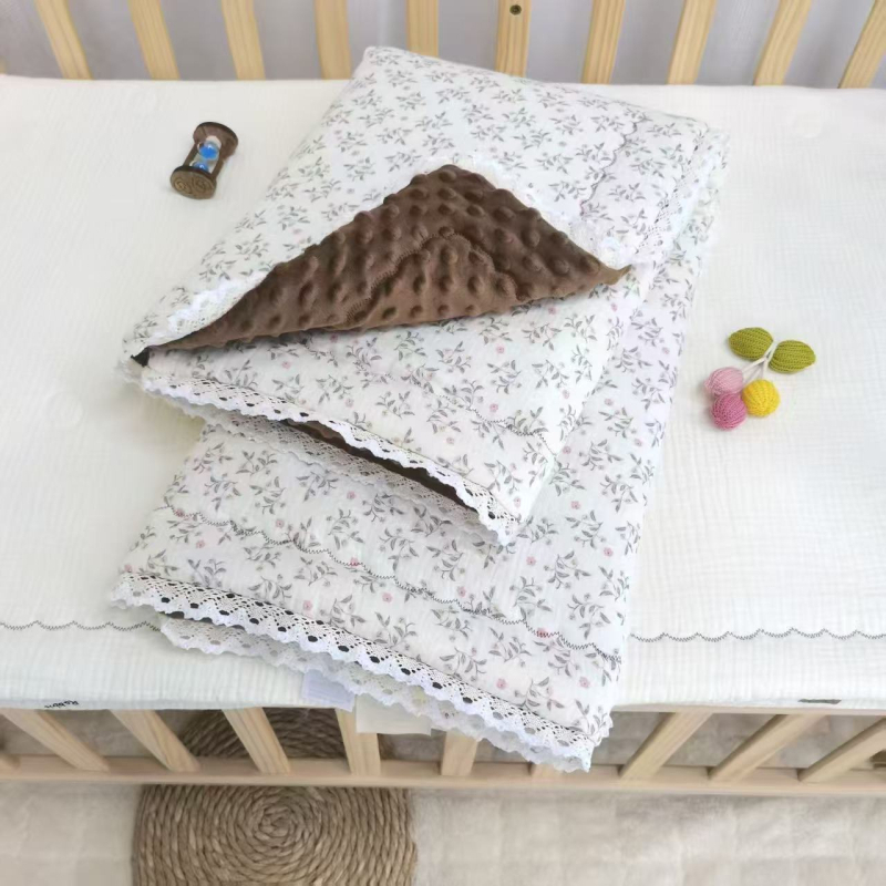 Бебешко одеяло от чист памук с дантелена кант - за новородени, модел 2220 Lace Bean Quilt, тегло 0,5–0,8 кг, за всички сезони, материал: чист памук + синтетични влакна