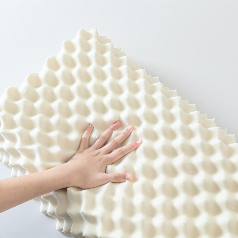 Latexová vankúš pre dospelých, vlnitý tvar, výška jadra pod 5 cm, pletená látka jadra, prírodný latex 90%+