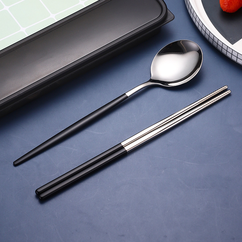 Nerezový jedálenský set (tri diely: lyžička, paličky, vidlička) — 410 nerezová oceľ, zrkadlové leštenie, prenosný