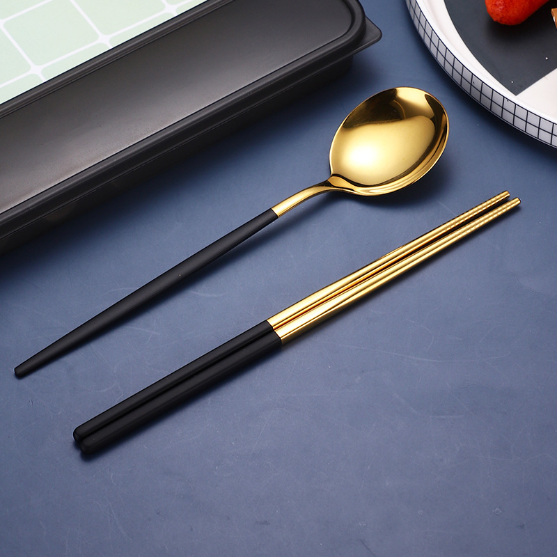 Nerezový jedálenský set (tri diely: lyžička, paličky, vidlička) — 410 nerezová oceľ, zrkadlové leštenie, prenosný