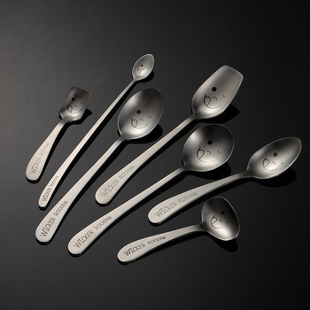 Sada príborov z 304 nerezovej ocele s laserovým motívom úsmevu a naklonenou rúčkou – lyžica, paličky a vidlička, kompletná sada s logom