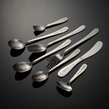 Sada príborov z 304 nerezovej ocele s laserovým motívom úsmevu a naklonenou rúčkou – lyžica, paličky a vidlička, kompletná sada s logom