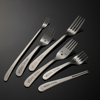 Sada príborov z 304 nerezovej ocele s laserovým motívom úsmevu a naklonenou rúčkou – lyžica, paličky a vidlička, kompletná sada s logom