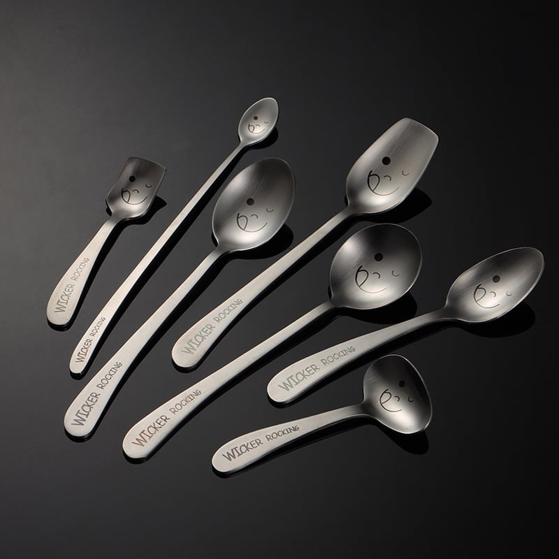 Sada príborov z 304 nerezovej ocele s laserovým motívom úsmevu a naklonenou rúčkou – lyžica, paličky a vidlička, kompletná sada s logom