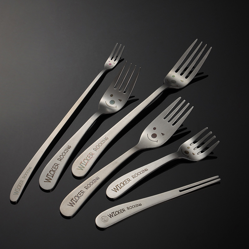 Sada príborov z 304 nerezovej ocele s laserovým motívom úsmevu a naklonenou rúčkou – lyžica, paličky a vidlička, kompletná sada s logom