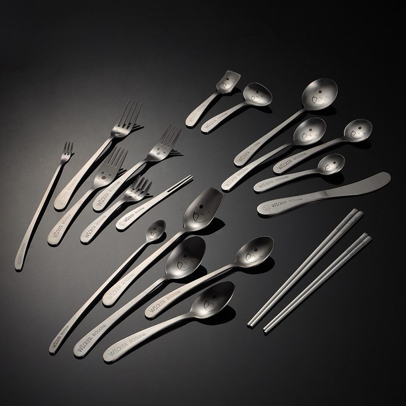 Sada príborov z 304 nerezovej ocele s laserovým motívom úsmevu a naklonenou rúčkou – lyžica, paličky a vidlička, kompletná sada s logom