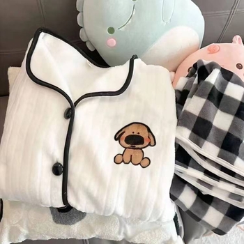 Dvo­dijelni pižama set od Coral fleece, debljina 251–300 g/m², rever gol, otvorena košulja, crtani stil