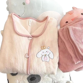 Dvo­dijelni pižama set od Coral fleece, debljina 251–300 g/m², rever gol, otvorena košulja, crtani stil