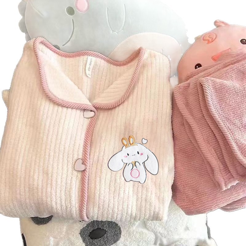 Dvo­dijelni pižama set od Coral fleece, debljina 251–300 g/m², rever gol, otvorena košulja, crtani stil