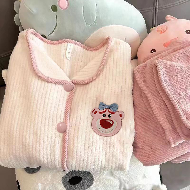 Dvo­dijelni pižama set od Coral fleece, debljina 251–300 g/m², rever gol, otvorena košulja, crtani stil