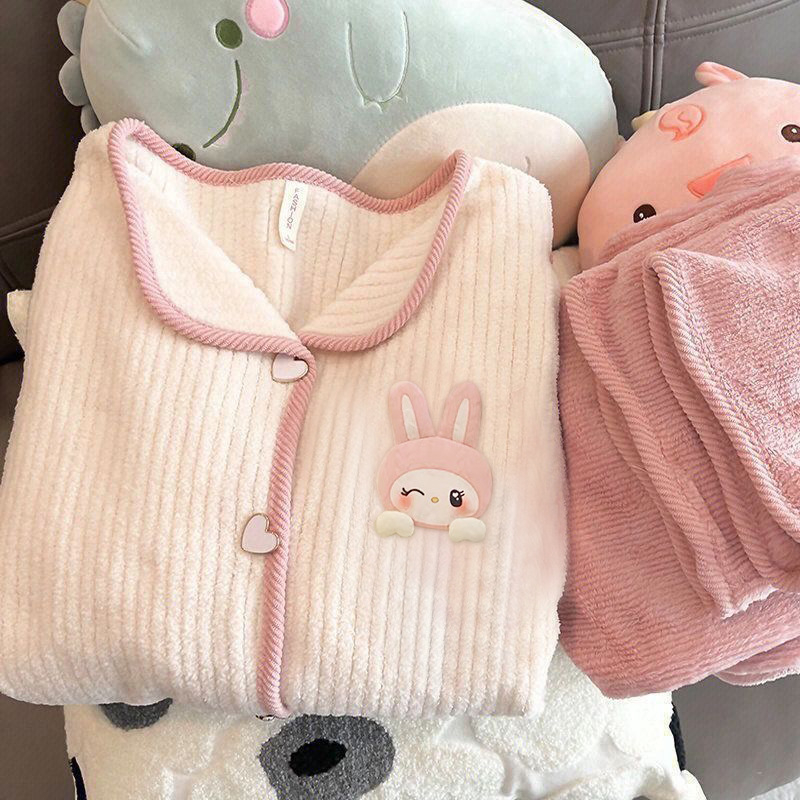 Dvo­dijelni pižama set od Coral fleece, debljina 251–300 g/m², rever gol, otvorena košulja, crtani stil