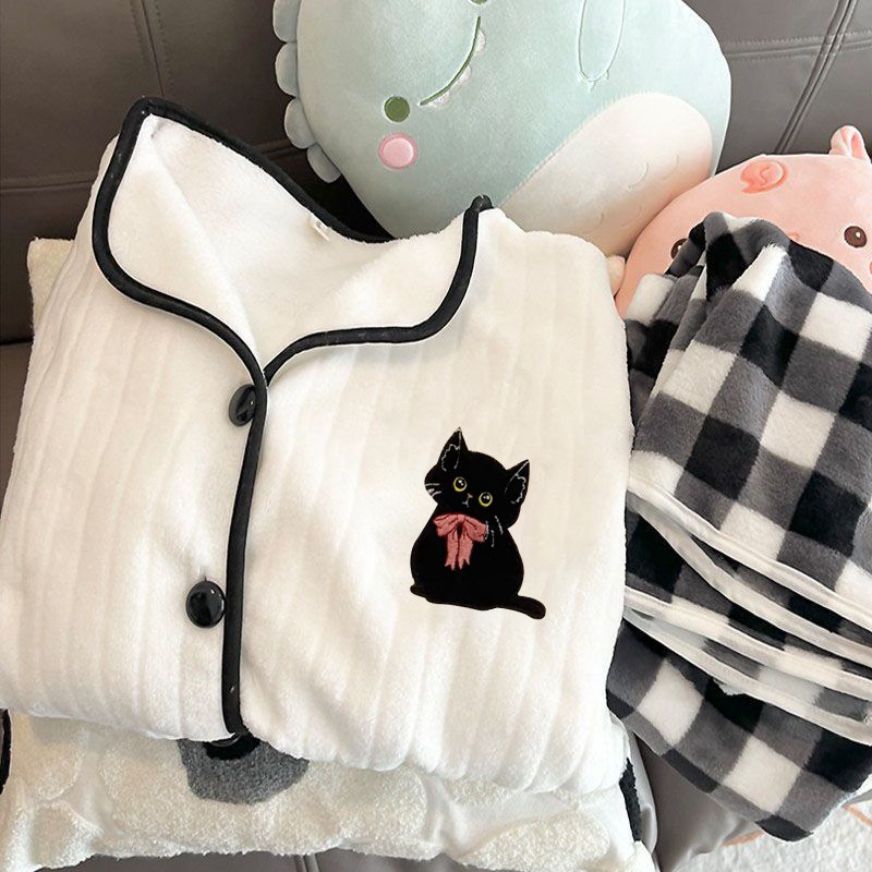 Dvo­dijelni pižama set od Coral fleece, debljina 251–300 g/m², rever gol, otvorena košulja, crtani stil