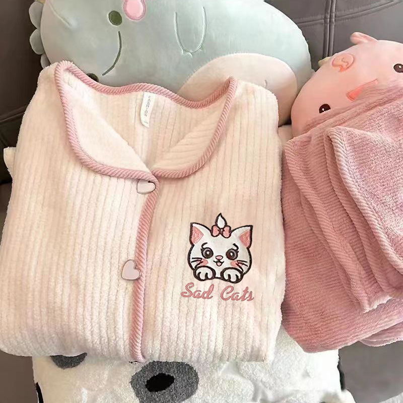 Dvo­dijelni pižama set od Coral fleece, debljina 251–300 g/m², rever gol, otvorena košulja, crtani stil