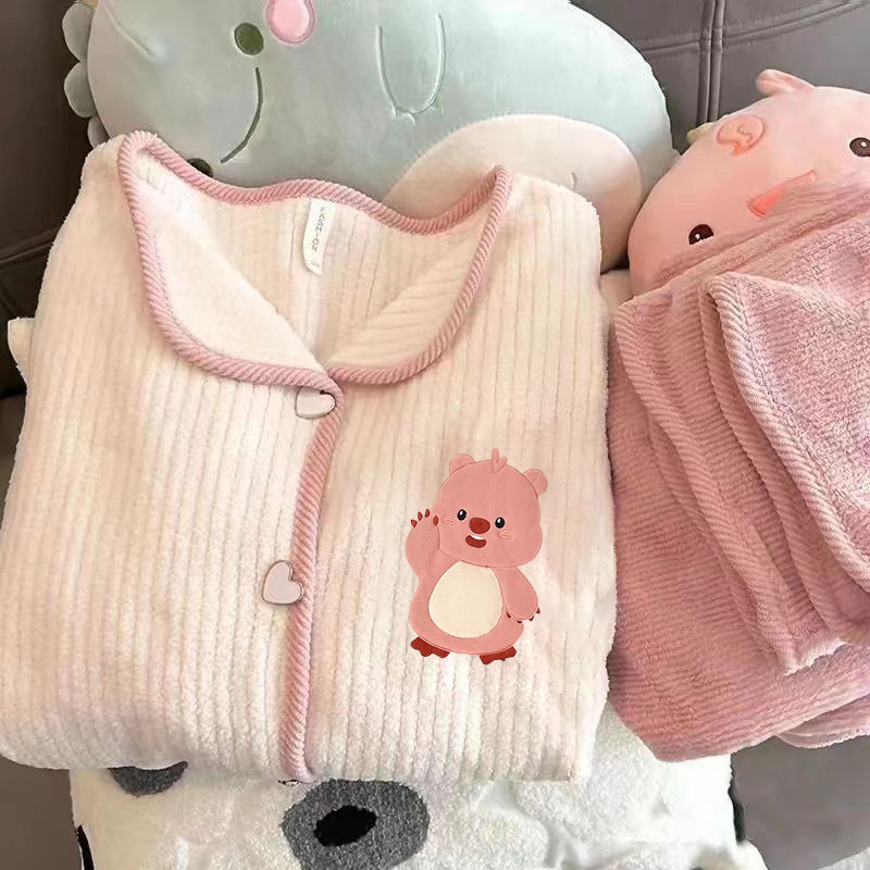 Dvodijelni pižama set od Coral fleece, debljina 251–300 g/m², rever gol, otvorena košulja, crtani stil