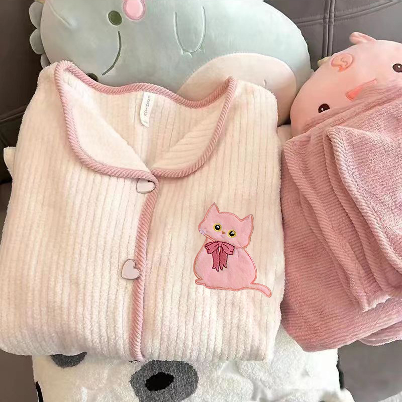 Dvo­dijelni pižama set od Coral fleece, debljina 251–300 g/m², rever gol, otvorena košulja, crtani stil