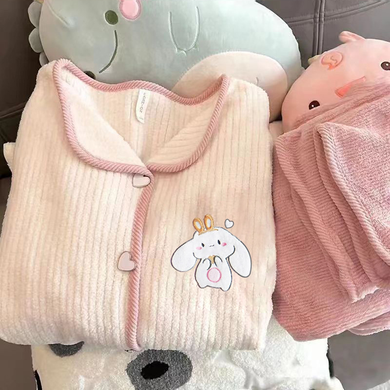 Dvo­dijelni pižama set od Coral fleece, debljina 251–300 g/m², rever gol, otvorena košulja, crtani stil