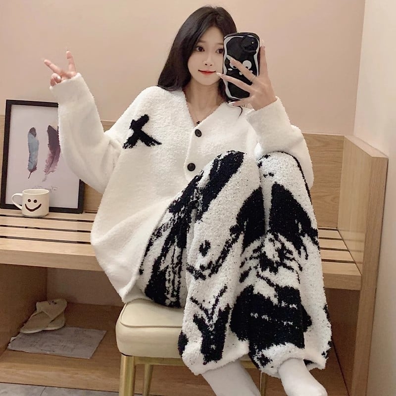 Dvodijelni pižama set od Coral fleece, debljina 251–300 g/m², rever gol, otvorena košulja, crtani stil