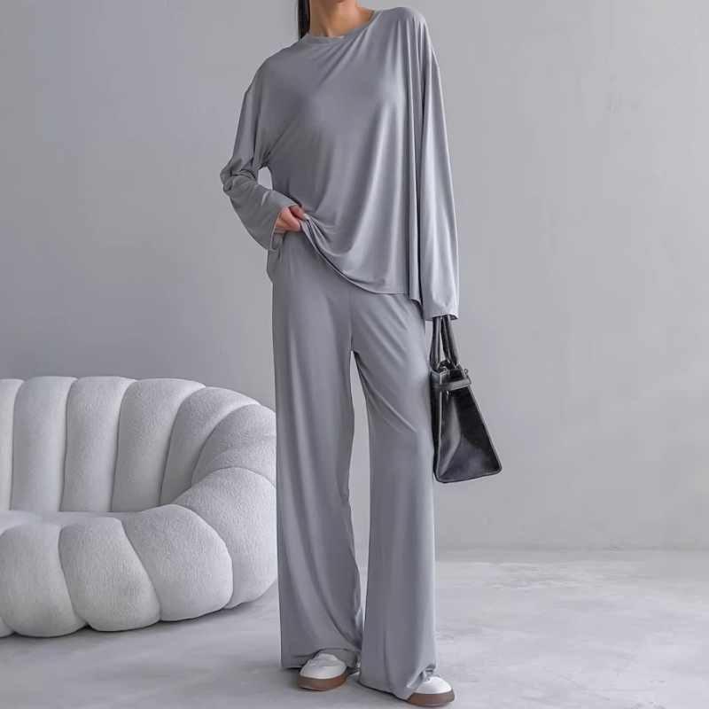 Modalā pidžāmas komplekts divos gabalos: garām piedurknēm tops un bikses, apaļš kakla izgriezums, vidēja biezuma, 181–200 g/m², visām sezonām