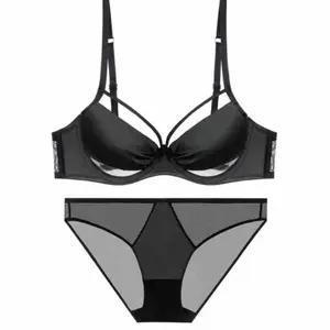 Бюстгальтер — нейлонова основна материя; чашка 3/4; тънка формована чашка; фиксирани двойни презрамки; функция: събиране