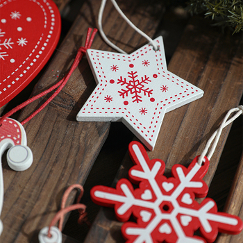 Drevená karikatúrna ozdoba Santa Clausa so snehovou vločkou – scénické vianočné dekorácie