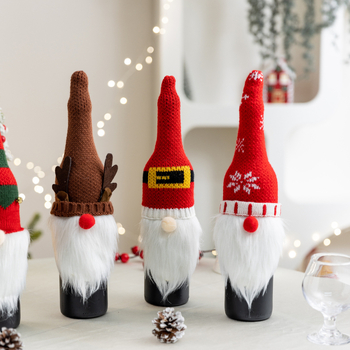 Pletený vianočný obal na fľašu vína s dizajnom elf starý muž — Značka Snow fir christmas — Dekorácie pre hotely a reštaurácie