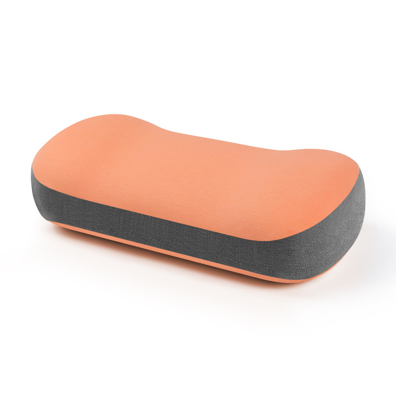 Prenosný vankúš z prírodného latexu na cestovanie, obsah latexu 80–90%, výška jadra 10–15 cm, jednostranný fleece materiál, dostupná personalizácia