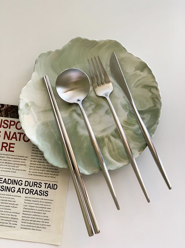 Set príborov z 304 nerezovej ocele s matným brúseným povrchom — nož, vidlica, lyžica a paličky pre hotelové použitie