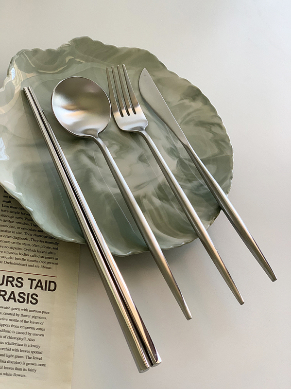 Set príborov z 304 nerezovej ocele s matným brúseným povrchom — nož, vidlica, lyžica a paličky pre hotelové použitie