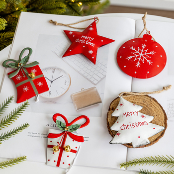 Dekoratívny prívesok - päťbodová severná hviezda s červenou darčekovou krabičkou (Materiál: 106847; Značka: Snow fir christmas; Používané sviatky: Vianoce)