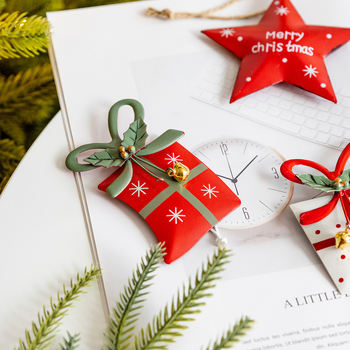 Dekoratívny prívesok - päťbodová severná hviezda s červenou darčekovou krabičkou (Materiál: 106847; Značka: Snow fir christmas; Používané sviatky: Vianoce)