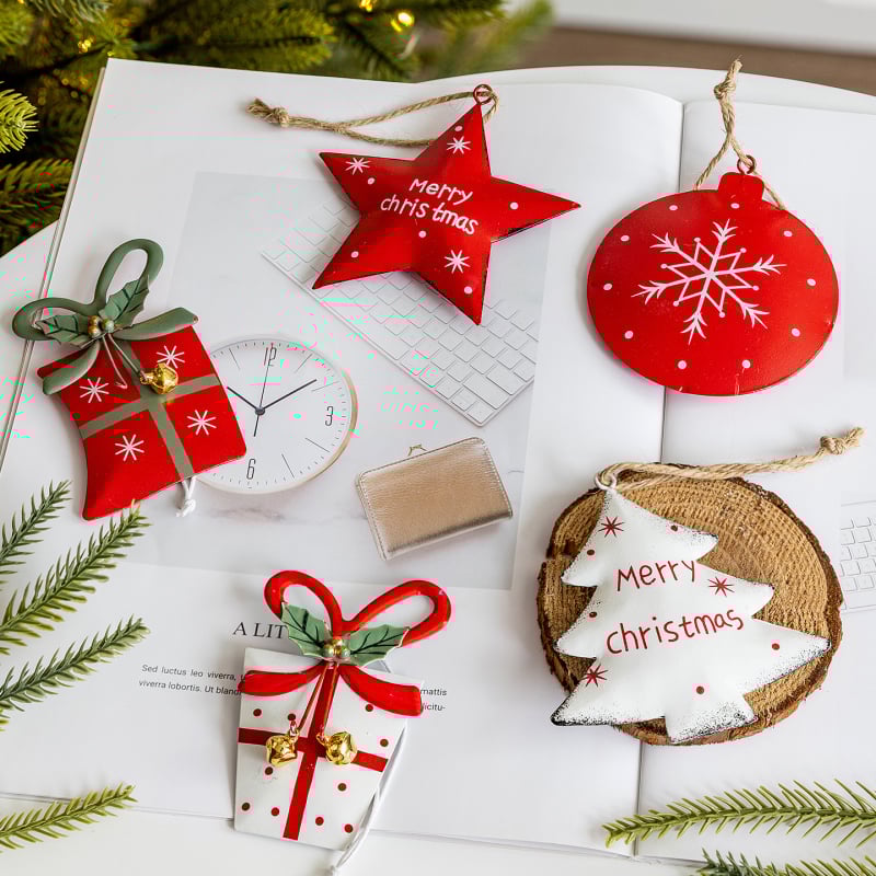 Dekoratívny prívesok - päťbodová severná hviezda s červenou darčekovou krabičkou (Materiál: 106847; Značka: Snow fir christmas; Používané sviatky: Vianoce)