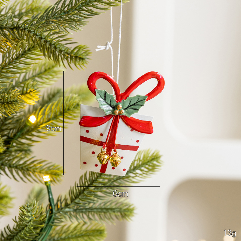 Dekoratívny prívesok - päťbodová severná hviezda s červenou darčekovou krabičkou (Materiál: 106847; Značka: Snow fir christmas; Používané sviatky: Vianoce)