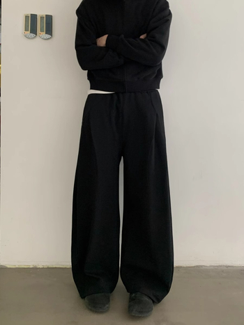 Pánske športovo voľné nohavice z polyesteru, rovný strih, stredný pás, viaceré vrecká, zapínanie s viazankou